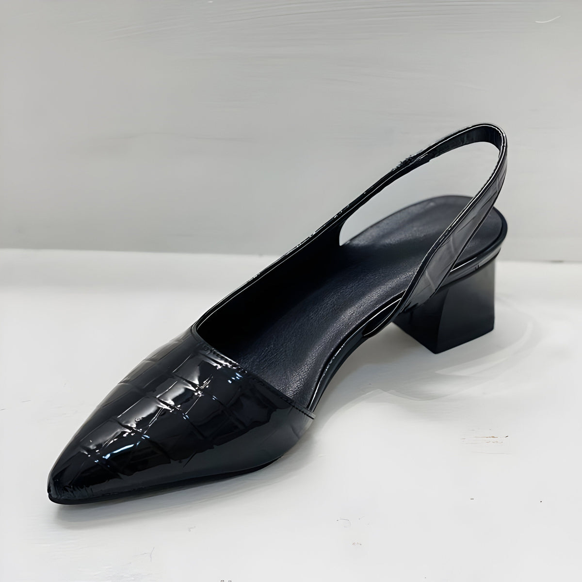 Fiorella | Escote Elegante y Refinado