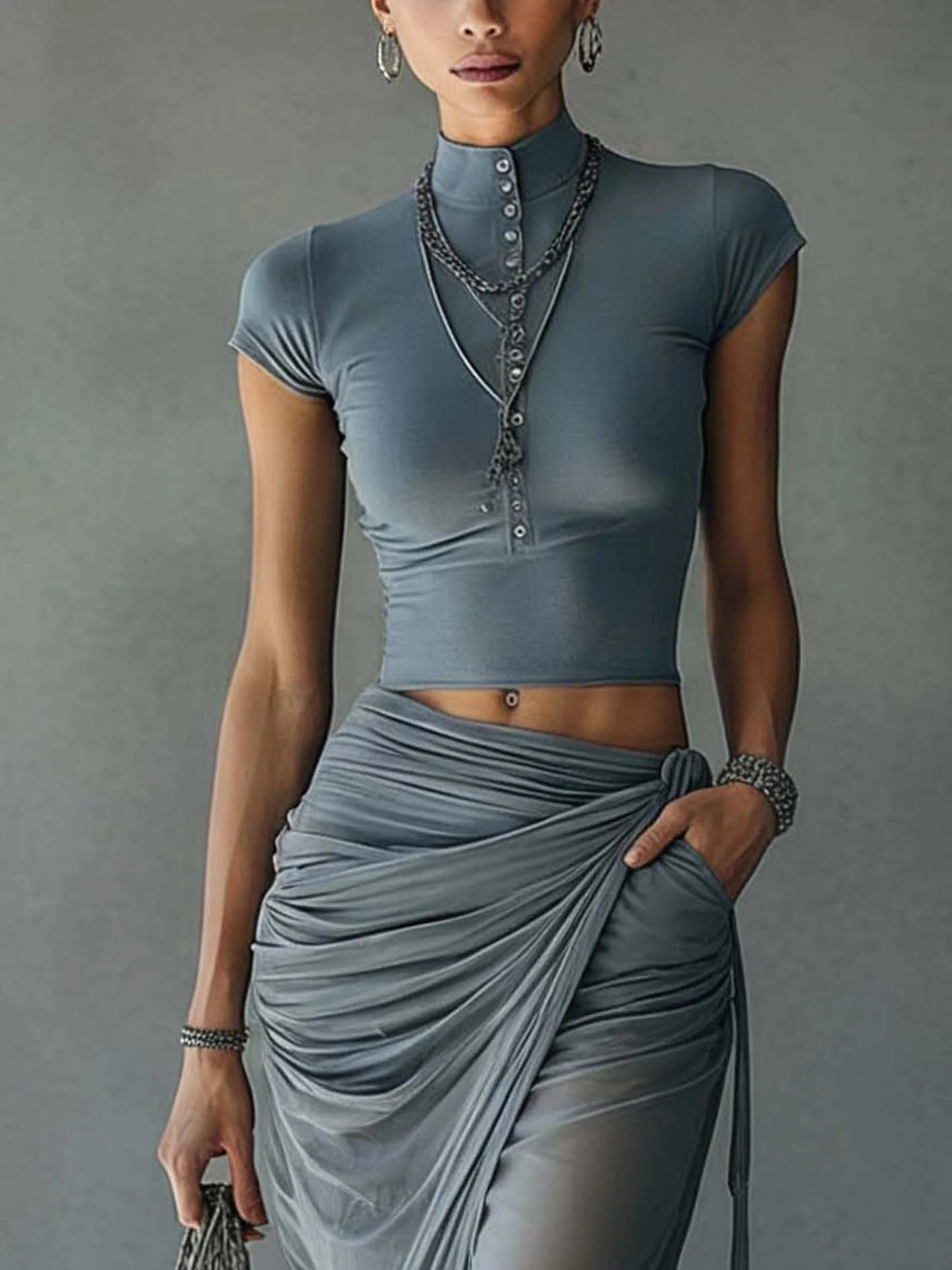 Conjunto elegante con crop top azul y falda drapeada de malla transparente