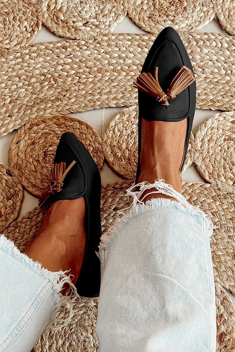 Mocasines elegantes de punta fina con borlas decorativas