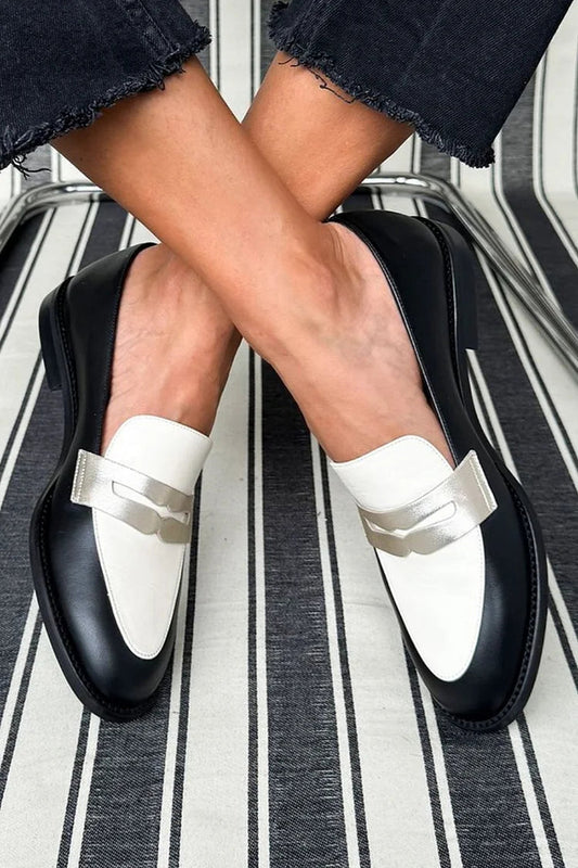 Mocasines clásicos en blanco y negro con estilo elegante