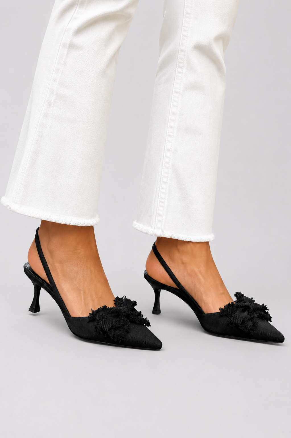 Clarissa | Escote elegante con flor de lujo