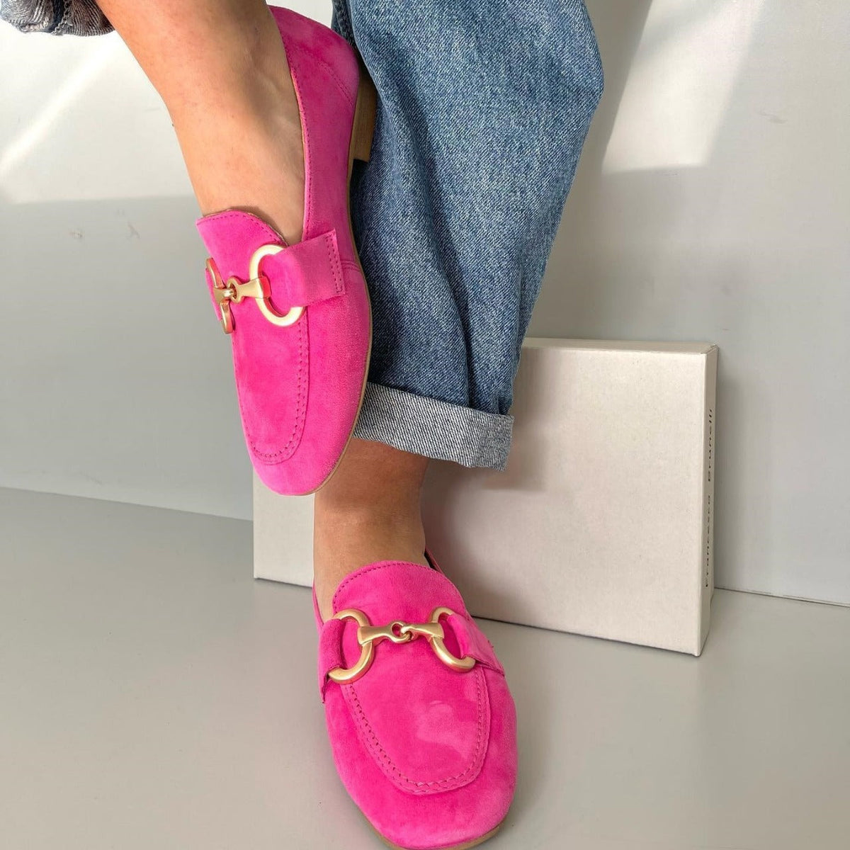 Mocasines Rosas Elegantes con Sofisticado Detalle Dorado