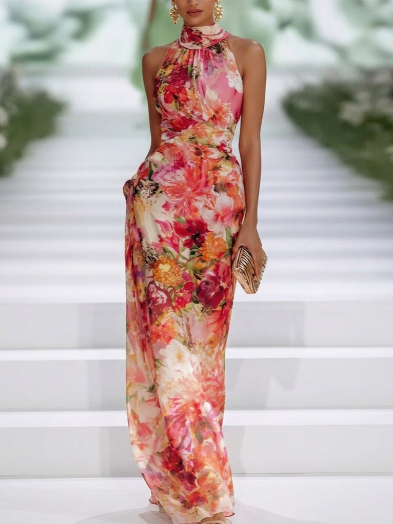 Vestido largo rojo de gasa floral con elegante escote halter y diseño sin mangas