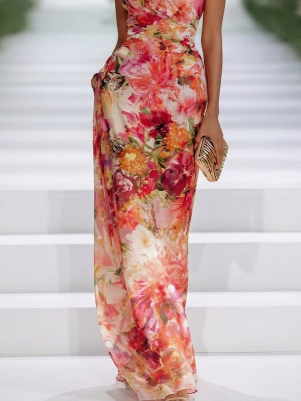 Vestido largo rojo de gasa floral con elegante escote halter y diseño sin mangas
