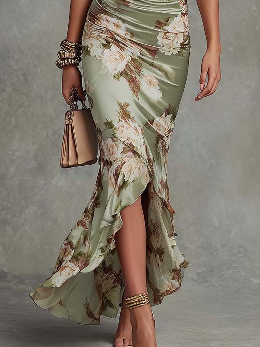 Vestido largo asimétrico de satén verde con estampado floral, mangas acampanadas con volantes y elegante escote en V