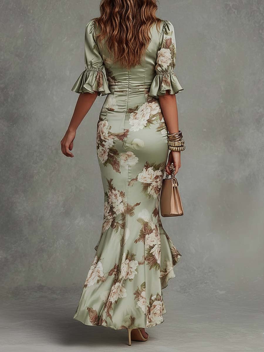 Vestido largo asimétrico de satén verde con estampado floral, mangas acampanadas con volantes y elegante escote en V