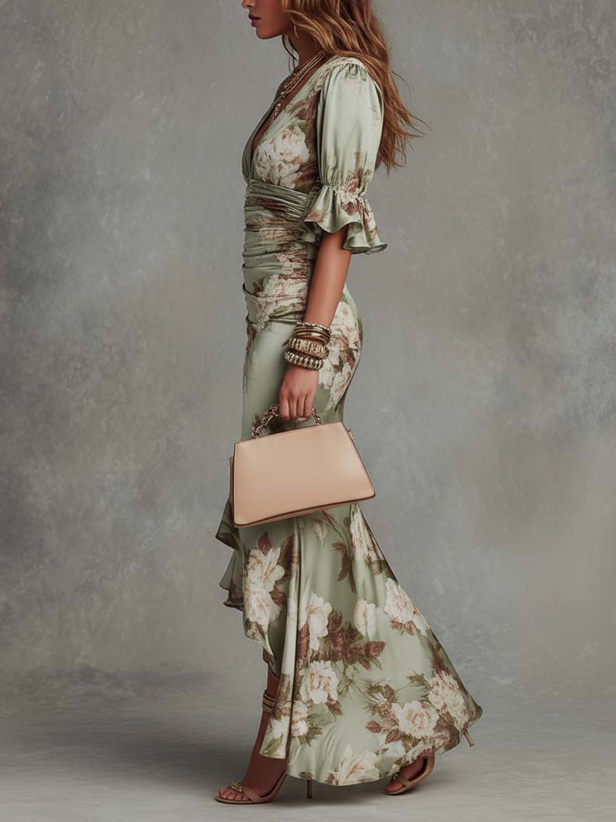 Vestido largo asimétrico de satén verde con estampado floral, mangas acampanadas con volantes y elegante escote en V
