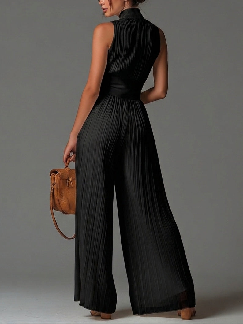 Mono negro de gasa con escote en V, sin mangas, cremallera frontal, detalles plisados y pantalón palazzo elegante
