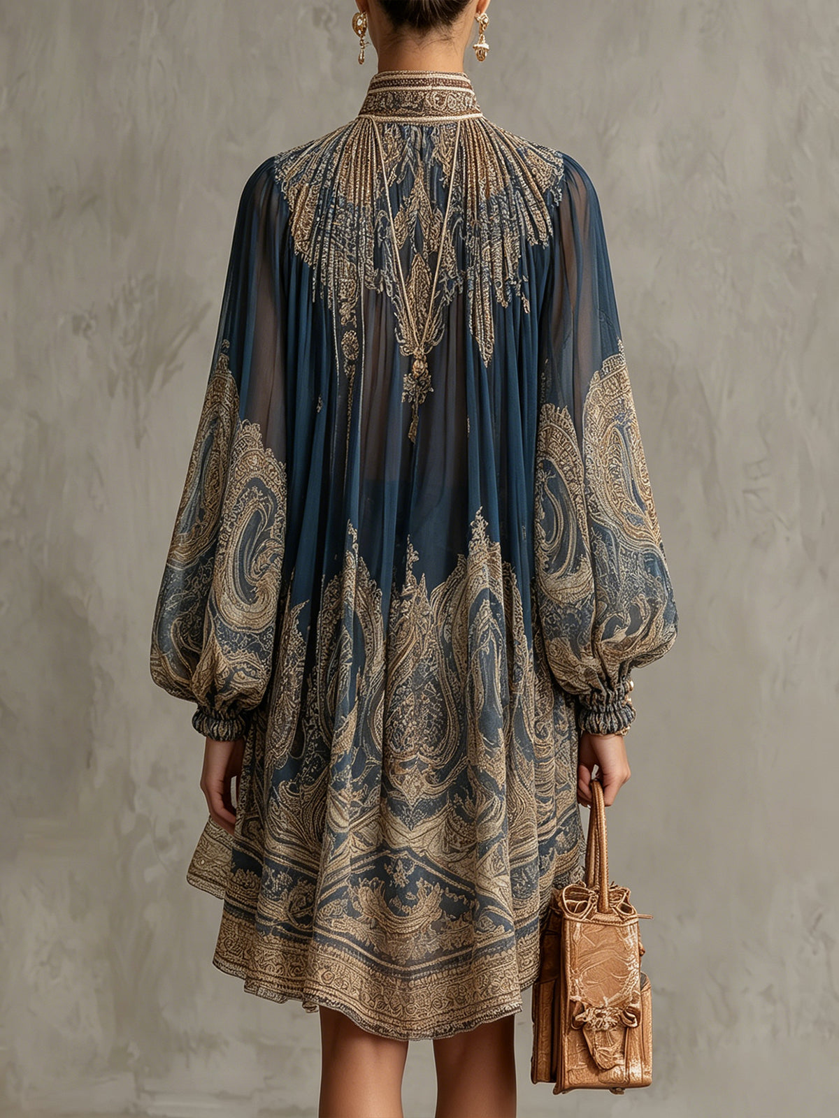 Vestido corto elegante de gasa azul marino con estampado barroco, cuello alto y dobladillo asimétrico