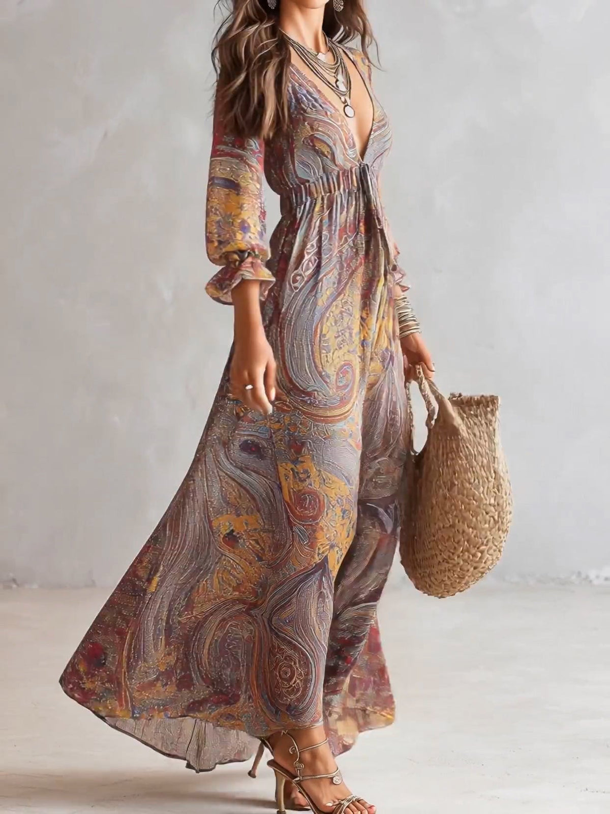 Vestido largo de gasa con elegante estampado paisley, escote en V y refinados detalles fruncidos