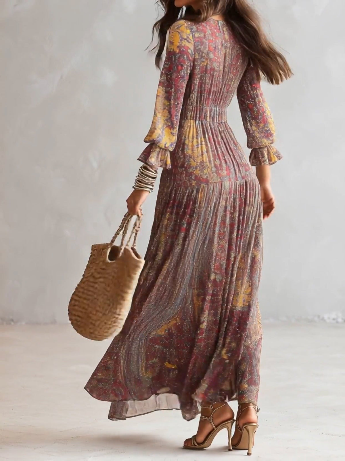 Vestido largo de gasa con elegante estampado paisley, escote en V y refinados detalles fruncidos