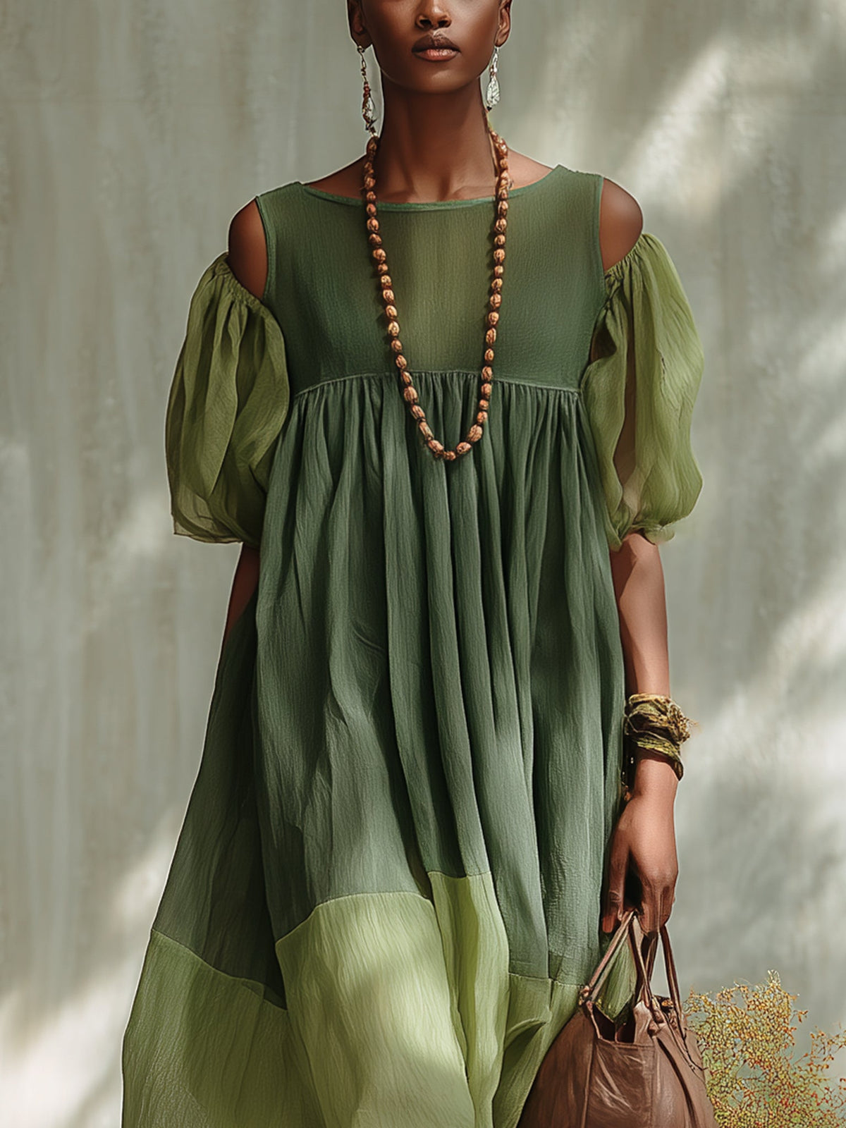 Elegante vestido midi verde de gasa con hombros descubiertos y mangas cortas