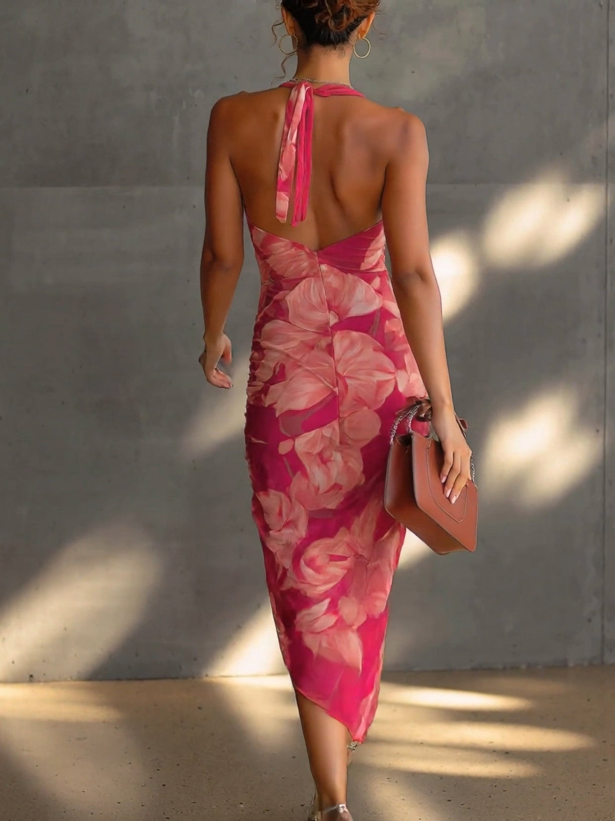 Vestido ajustado fucsia sin mangas con estampado floral, detalle fruncido y sensual abertura lateral