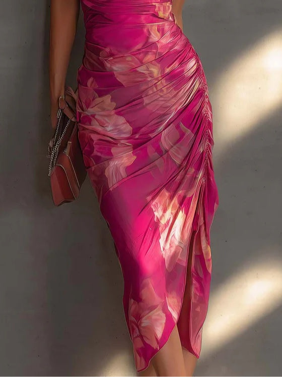 Vestido ajustado fucsia sin mangas con estampado floral, detalle fruncido y sensual abertura lateral