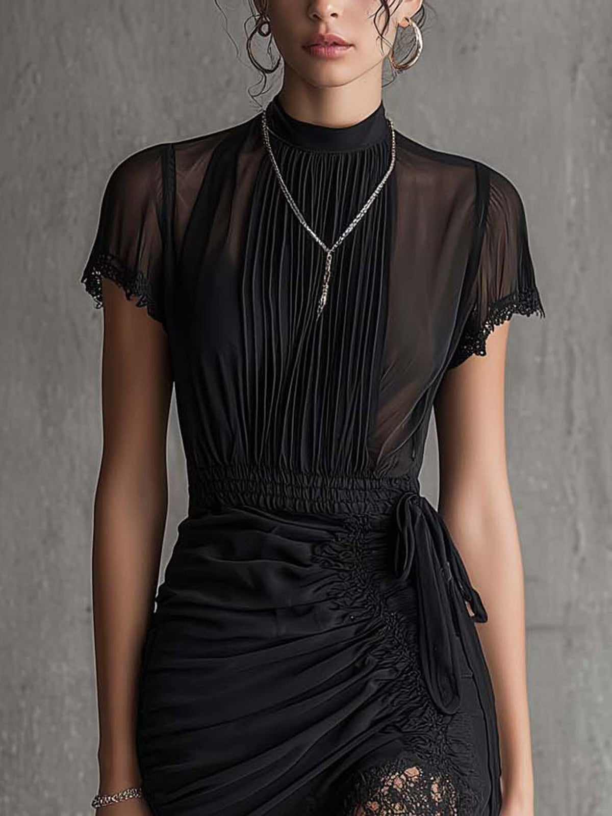 Vestido mini negro de gasa plisada con elegante borde de encaje y cintura plisada