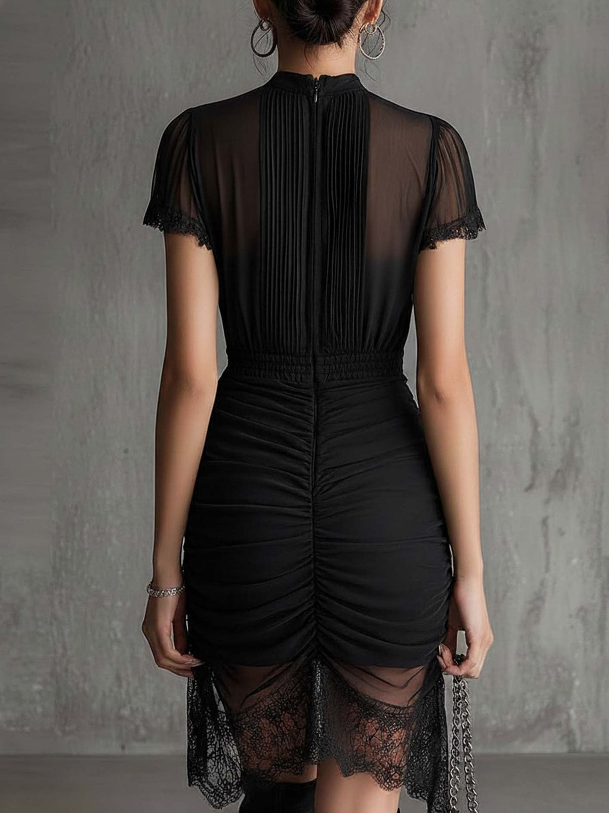 Vestido mini negro de gasa plisada con elegante borde de encaje y cintura plisada