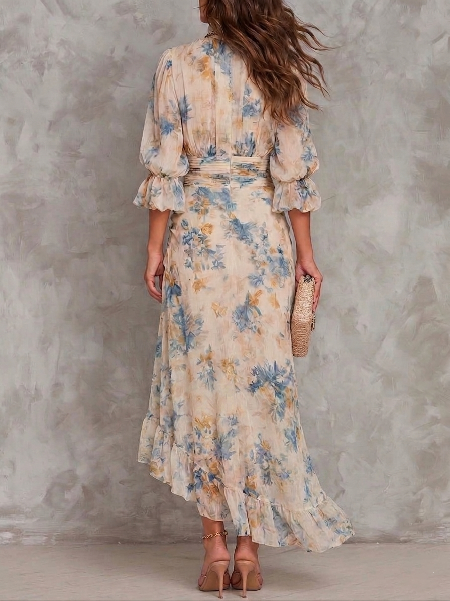 Vestido maxi beige de gasa con cuello alto, estampado floral efecto pintura al óleo y dobladillo asimétrico