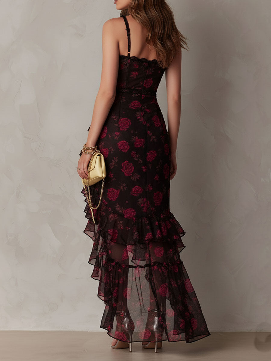 Vestido floral chic negro y rojo, con diseño fruncido y romántico dobladillo con volantes