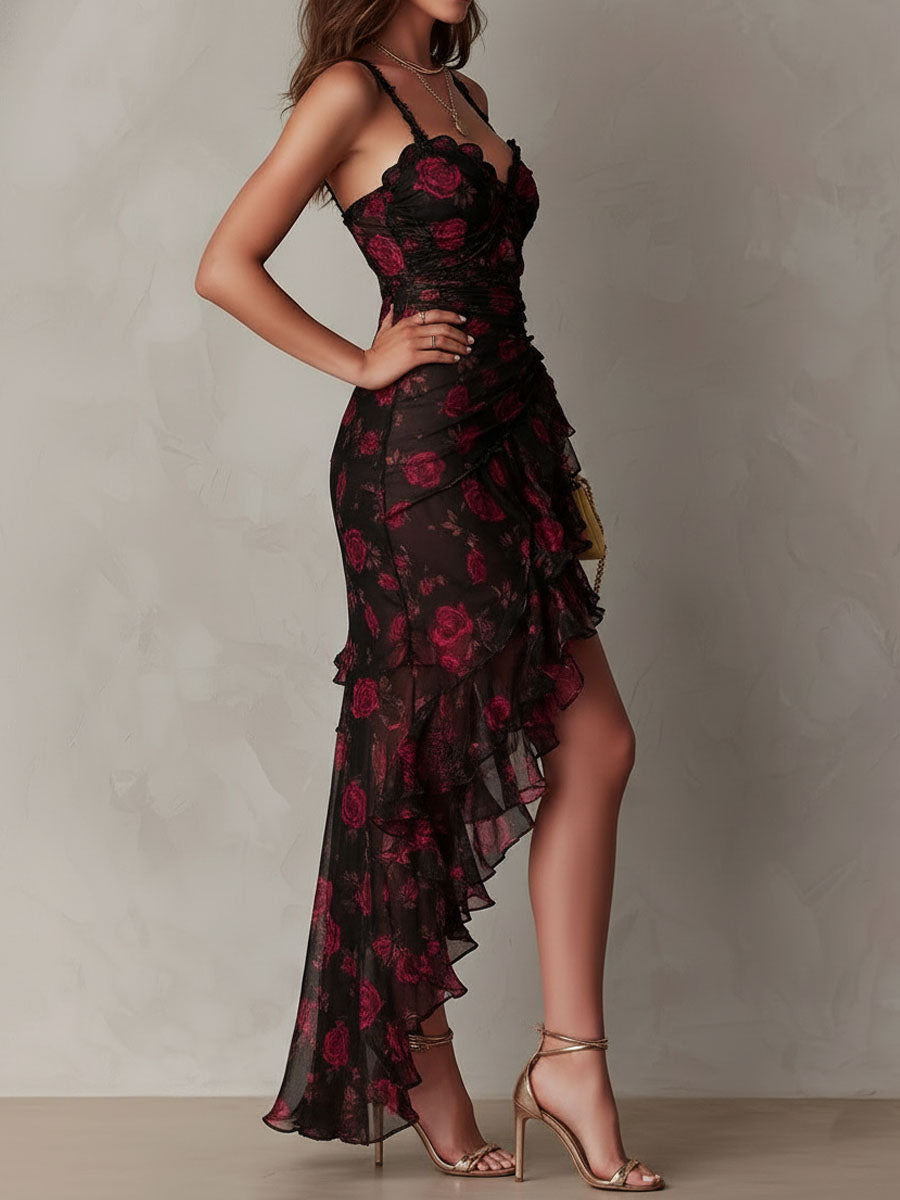 Vestido floral chic negro y rojo, con diseño fruncido y romántico dobladillo con volantes