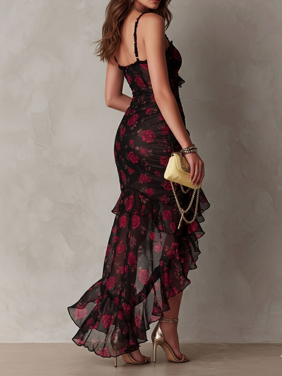 Vestido floral chic negro y rojo, con diseño fruncido y romántico dobladillo con volantes