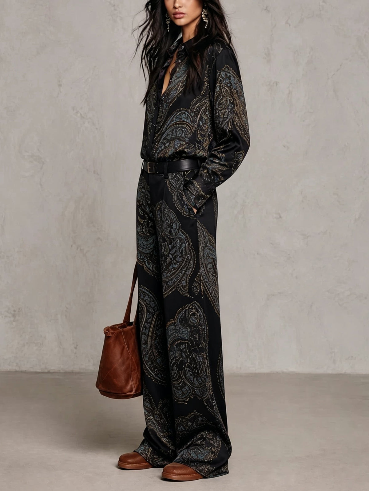 GIULIETTA | Elegante conjunto de satén con camisa paisley burdeos-violeta y pantalones anchos