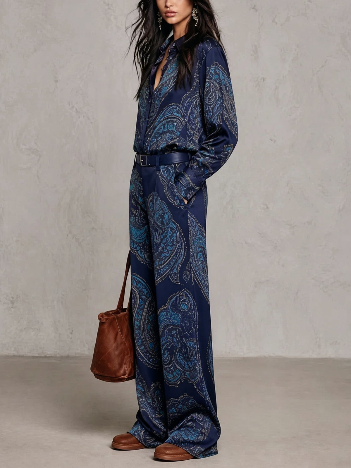 GIULIETTA | Elegante conjunto de satén con camisa paisley burdeos-violeta y pantalones anchos