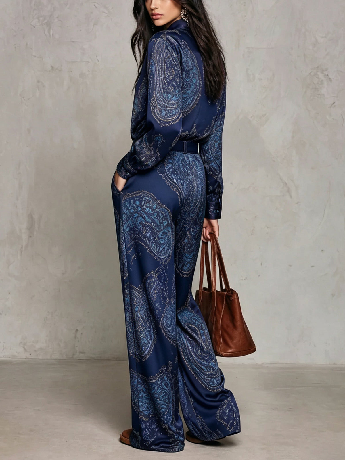 GIULIETTA | Elegante conjunto de satén con camisa paisley burdeos-violeta y pantalones anchos