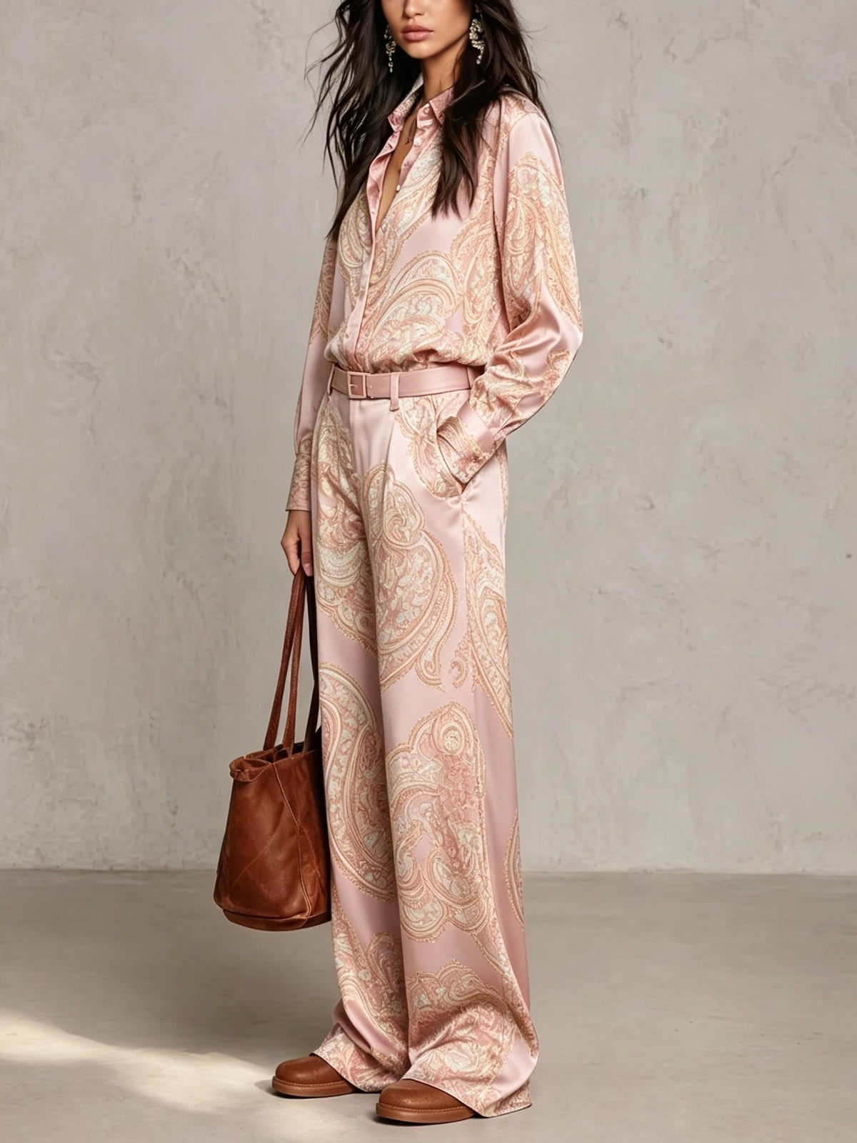 GIULIETTA | Elegante conjunto de satén con camisa paisley burdeos-violeta y pantalones anchos
