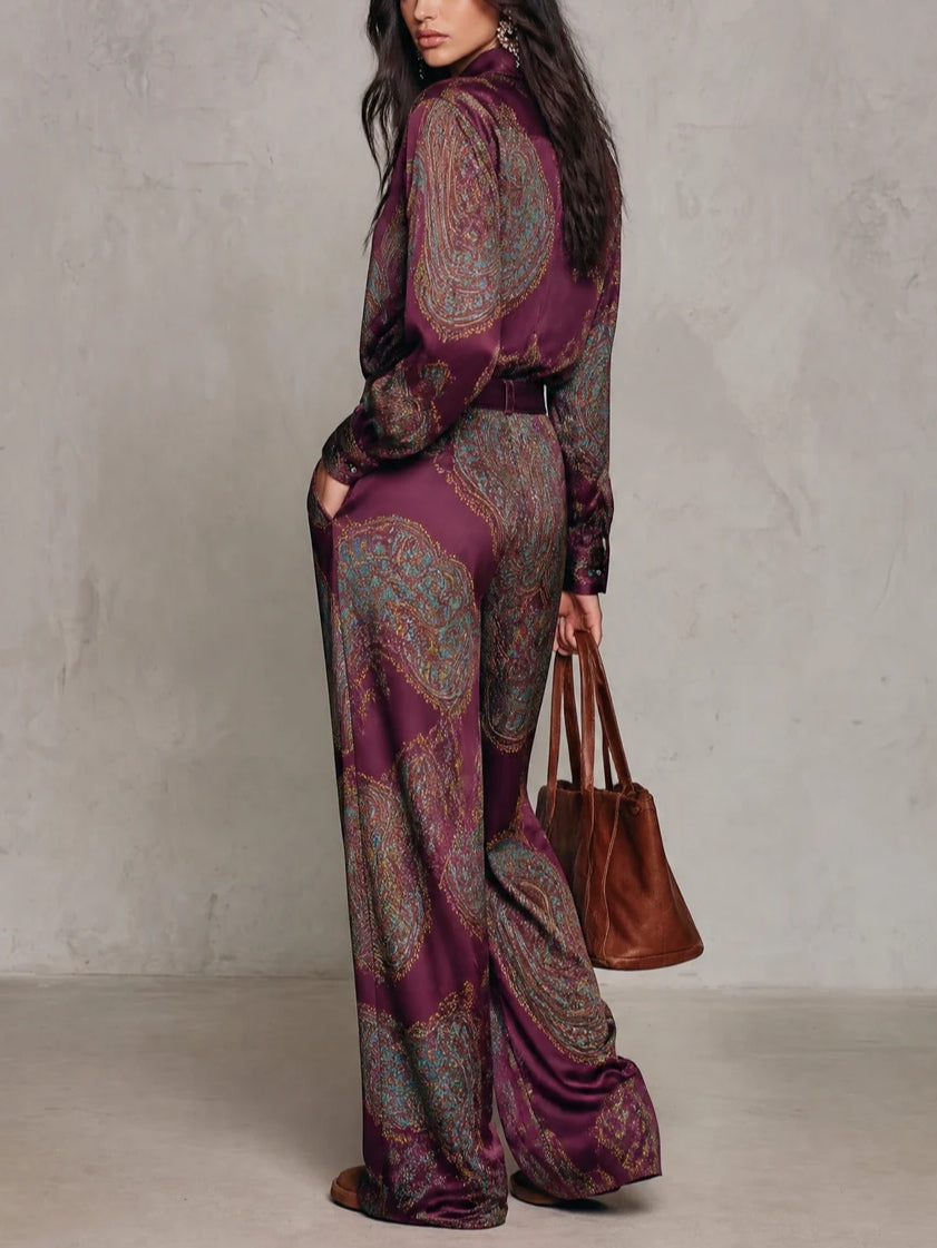 GIULIETTA | Elegante conjunto de satén con camisa paisley burdeos-violeta y pantalones anchos