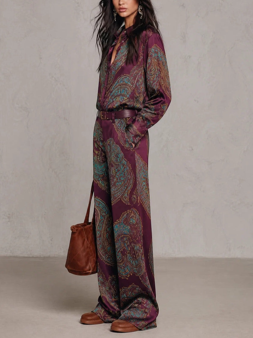 GIULIETTA | Elegante conjunto de satén con camisa paisley burdeos-violeta y pantalones anchos