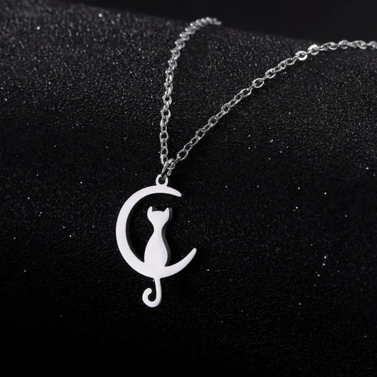 Gato y Luna – Elegante Collar con Colgante Inspirado en la Magia Felina