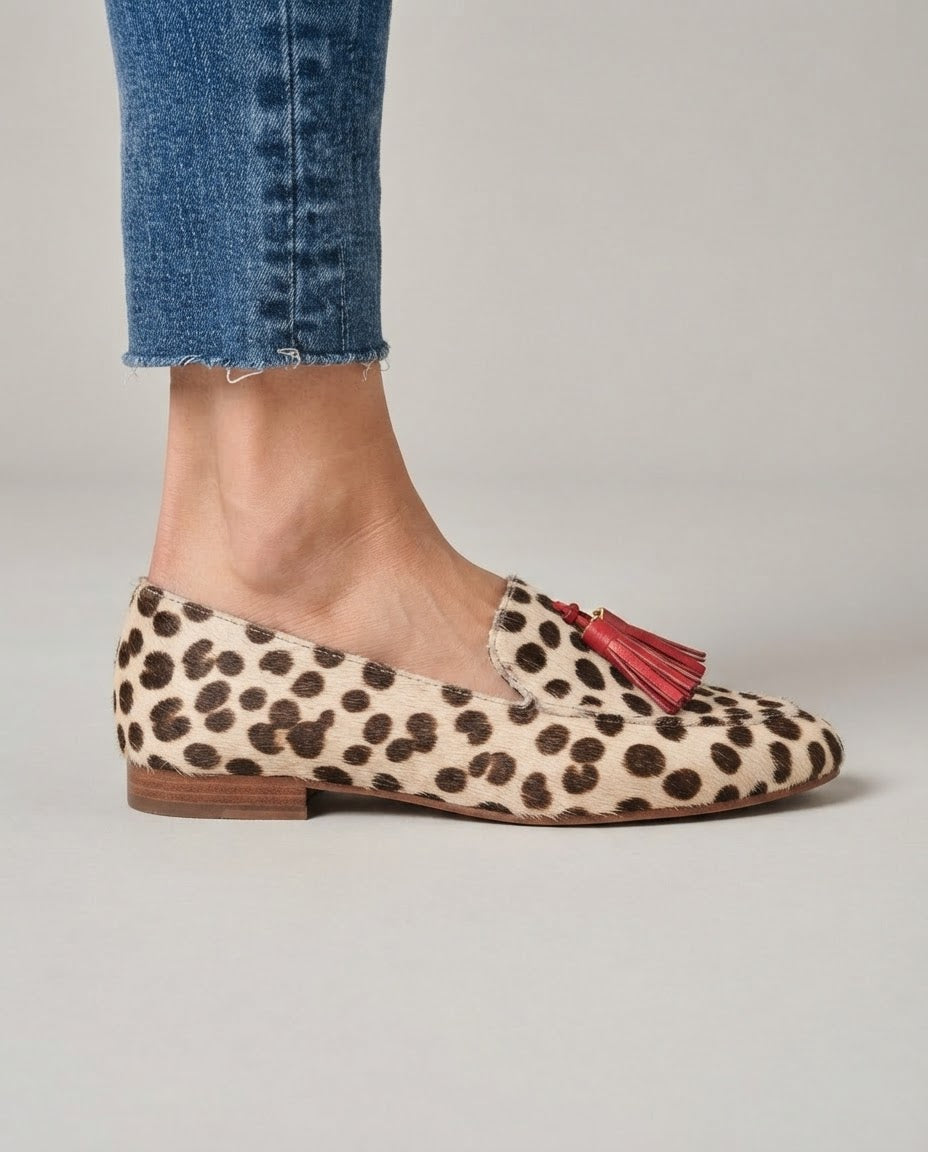Mocasín Aurora con lunares color crema y elegantes borlas rojas