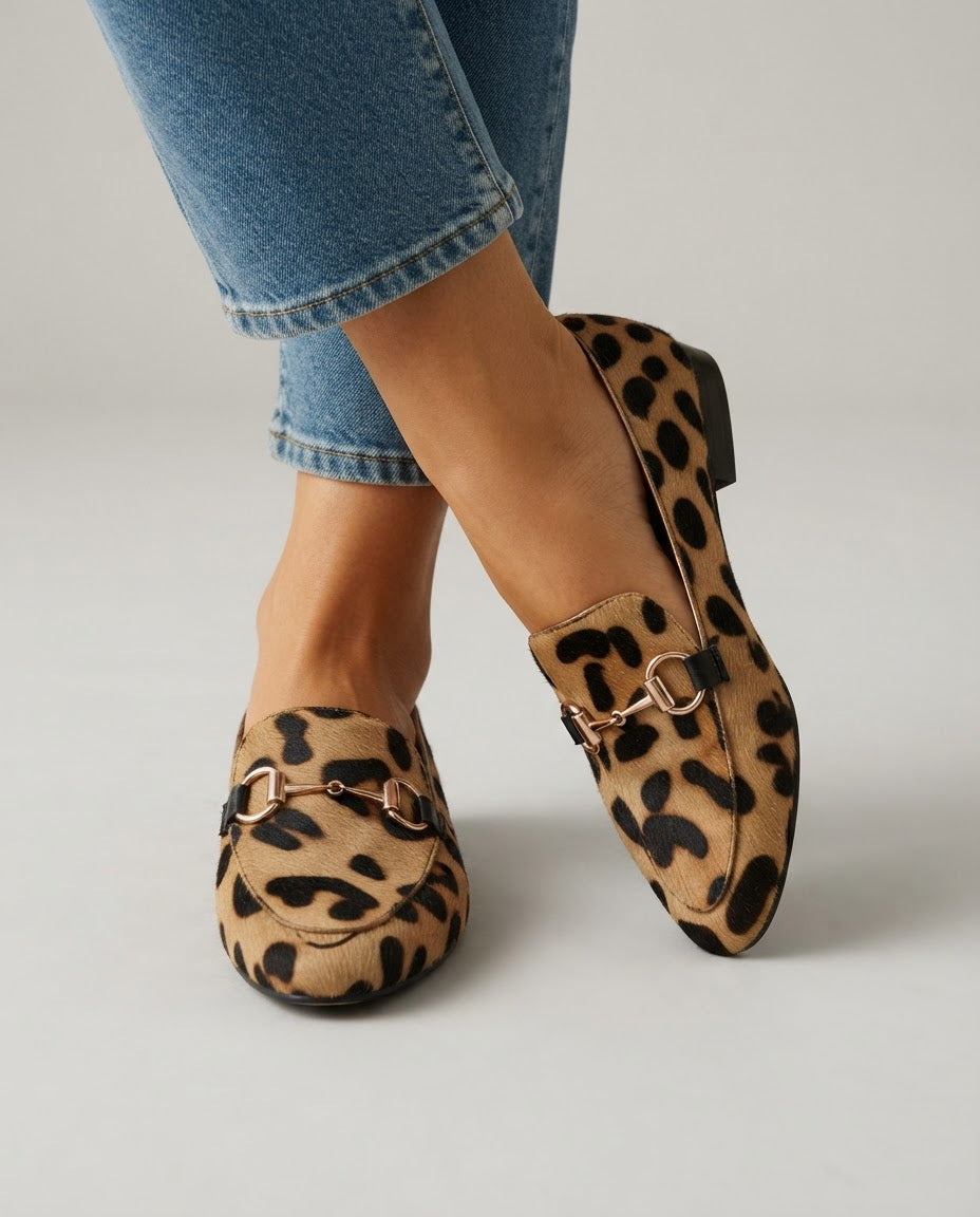 Mocasín Serena — Estampado de Leopardo con Elegante Herraje
