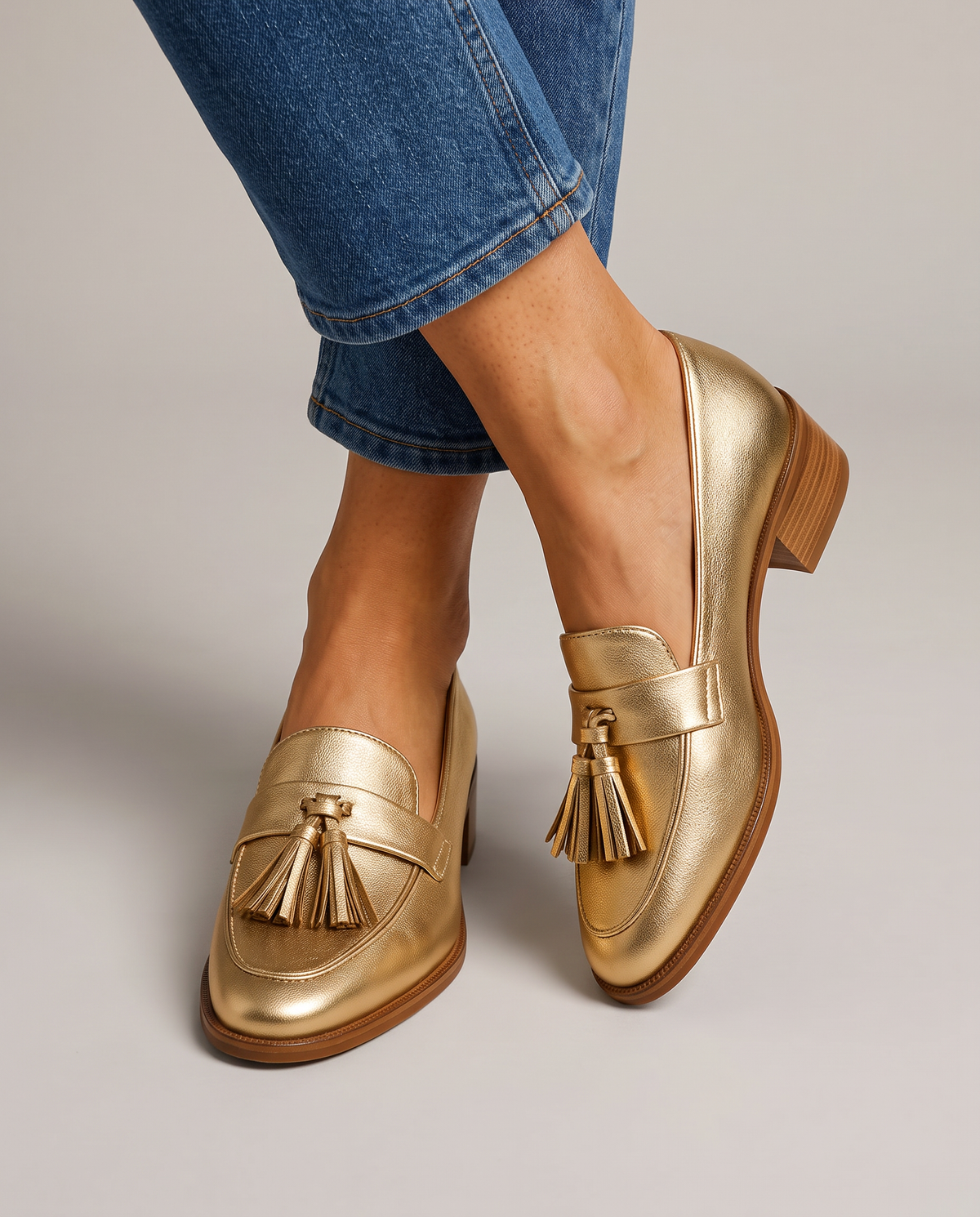Mocasín Dorotea dorado con elegantes borlas