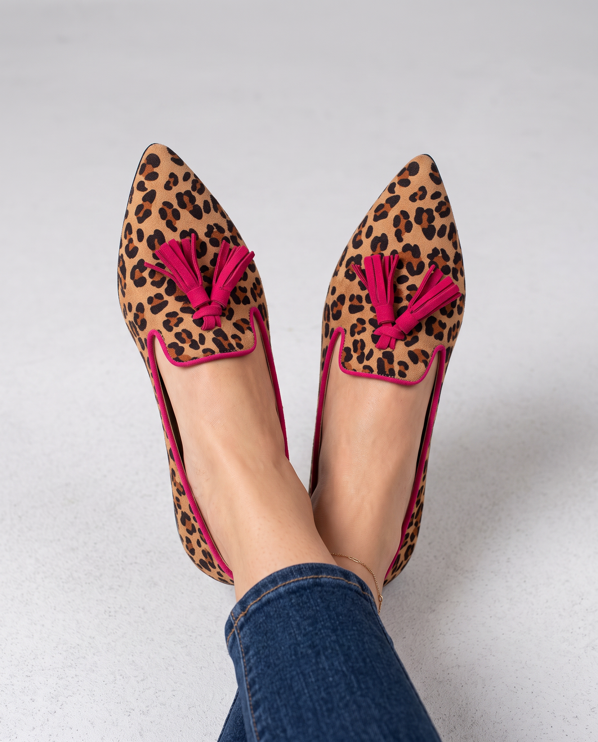 Mocasín Ginebra de Gamuza con Estampado Leopardo y Borlas Fucsia
