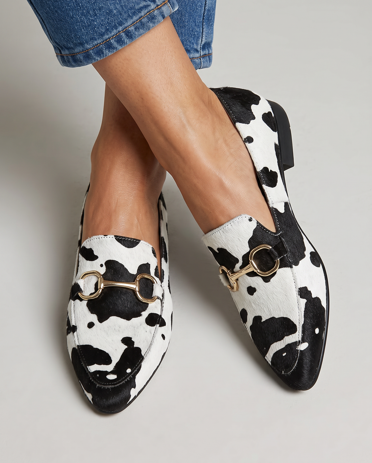 Mocasines de pelo con estampado de leopardo en blanco y negro