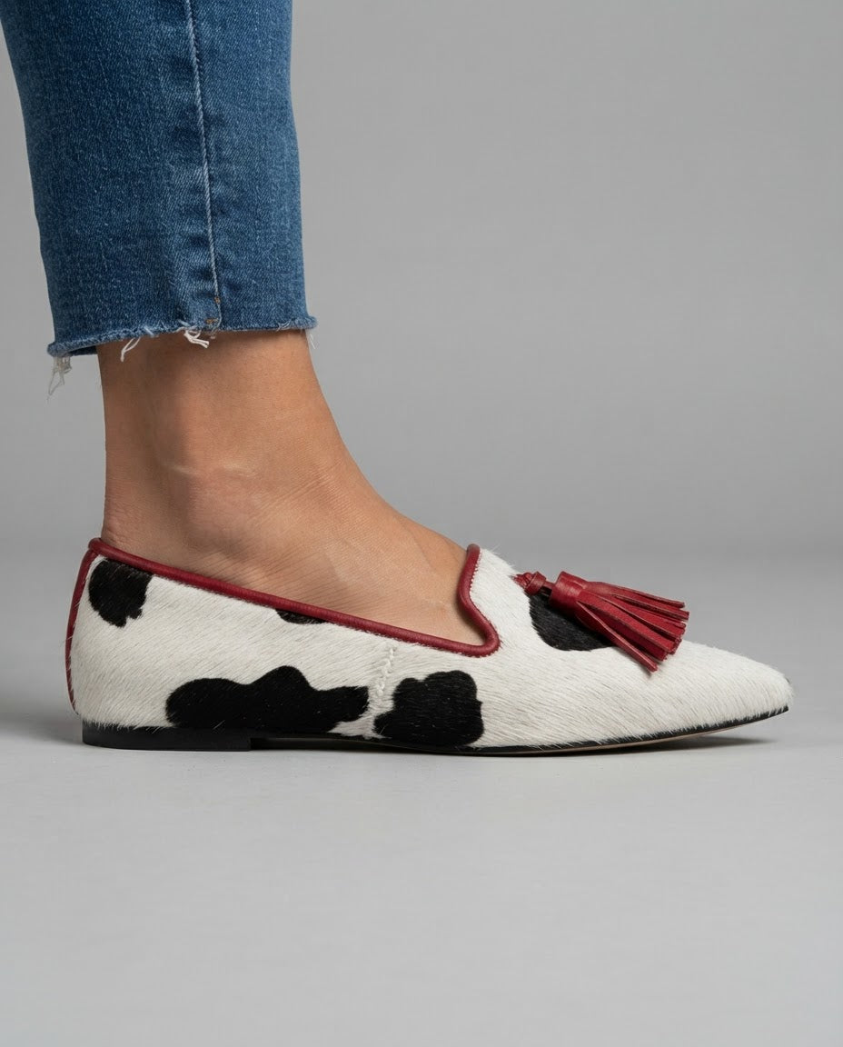 Mocasín Ginebra de vaca — elegante diseño blanco y negro con borlas rojas