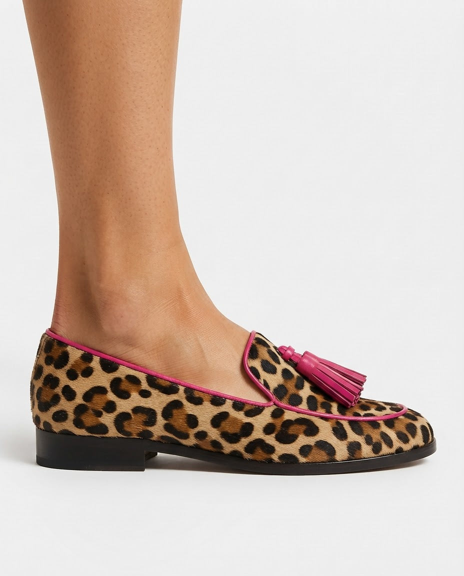 Mocasín Fiamma con Estampado Leopardo, Bordes y Borlas Fucsia