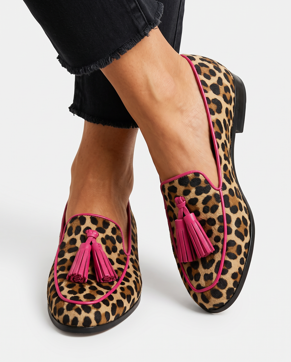 Mocasín Fiamma con Estampado Leopardo, Bordes y Borlas Fucsia