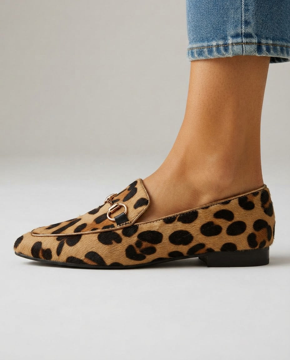 Mocasín Serena — Estampado de Leopardo con Elegante Herraje