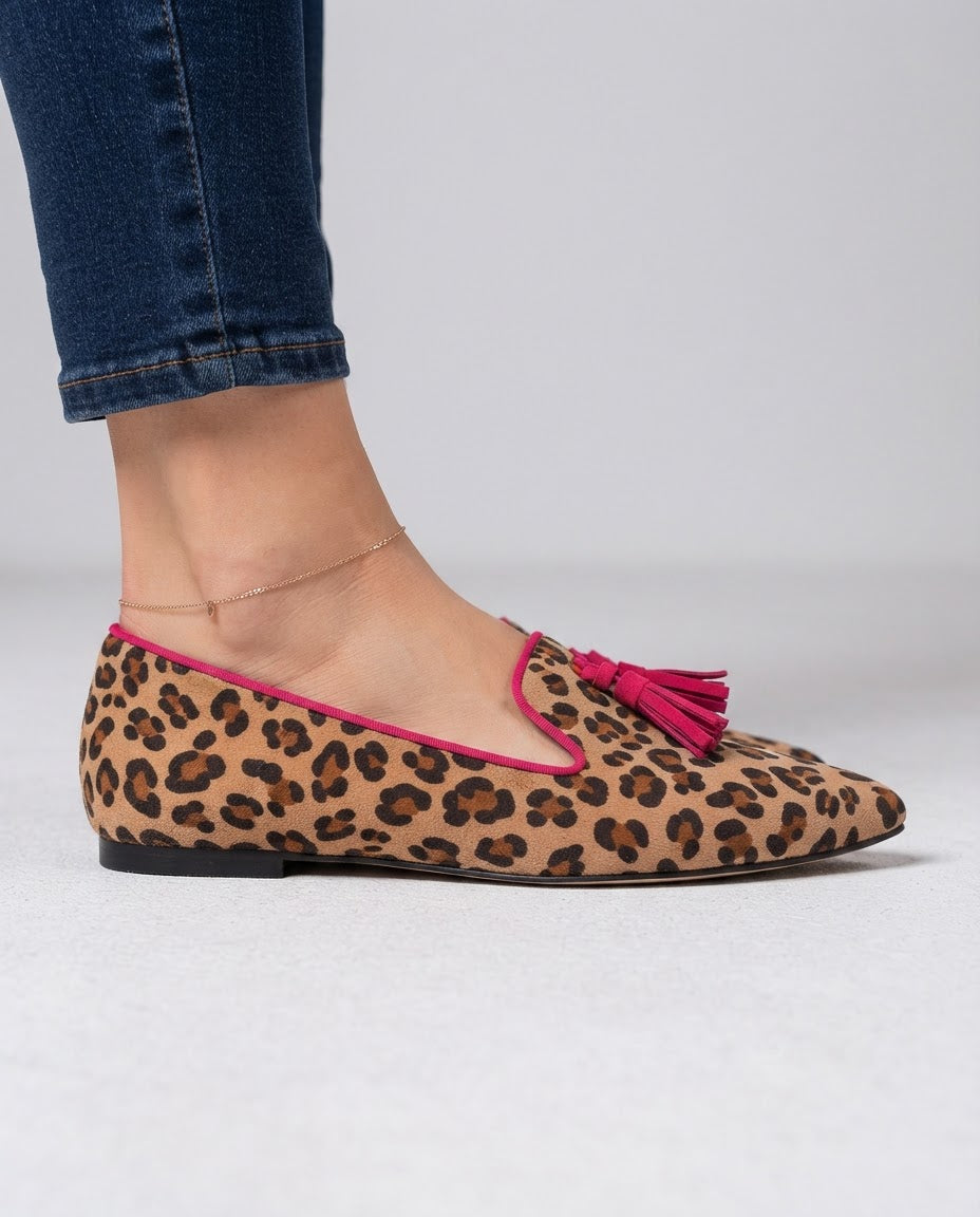 Mocasín Ginebra de Gamuza con Estampado Leopardo y Borlas Fucsia