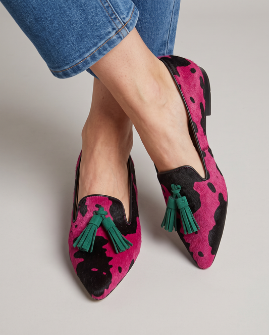 Mocasín Ginevra de piel de vaca fucsia con elegantes borlas verdes