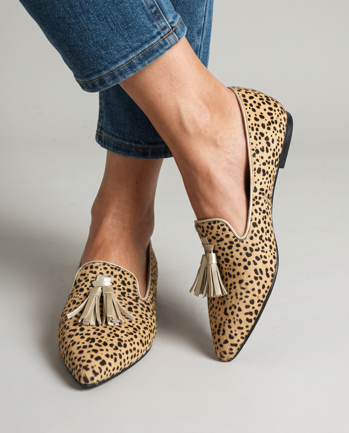 Mocasín Ginevra de Guepardo con Elegantes Borlas Doradas