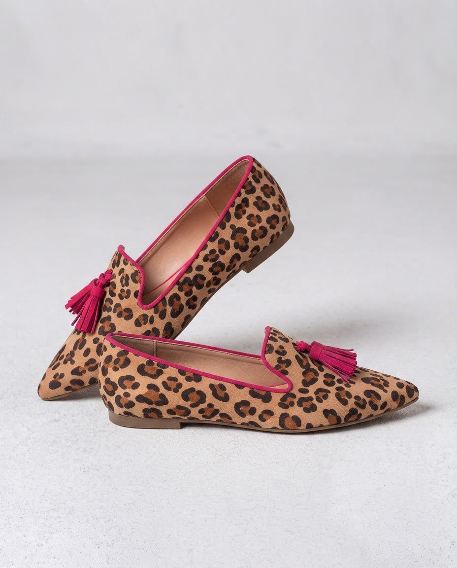 Mocasín Ginebra de Gamuza con Estampado Leopardo y Borlas Fucsia