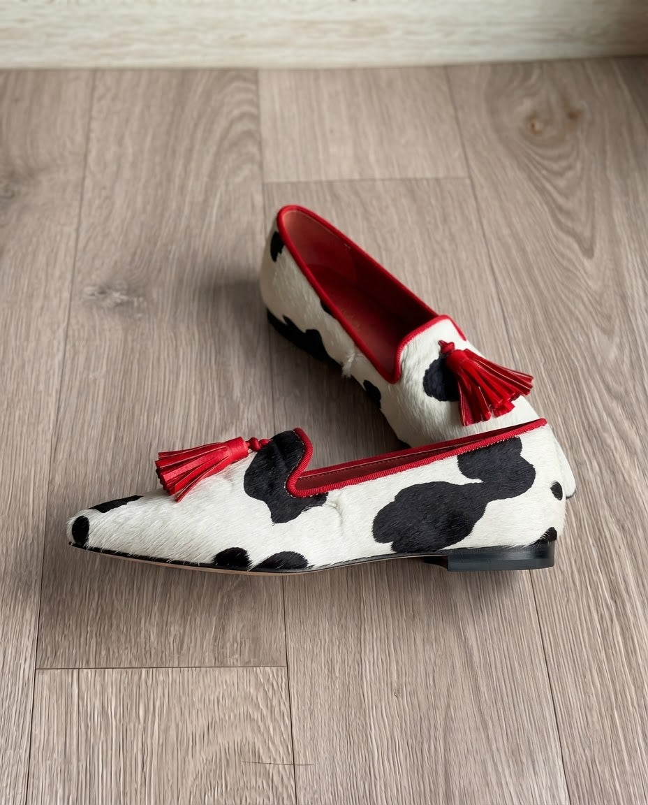 Mocasín Ginebra de vaca — elegante diseño blanco y negro con borlas rojas