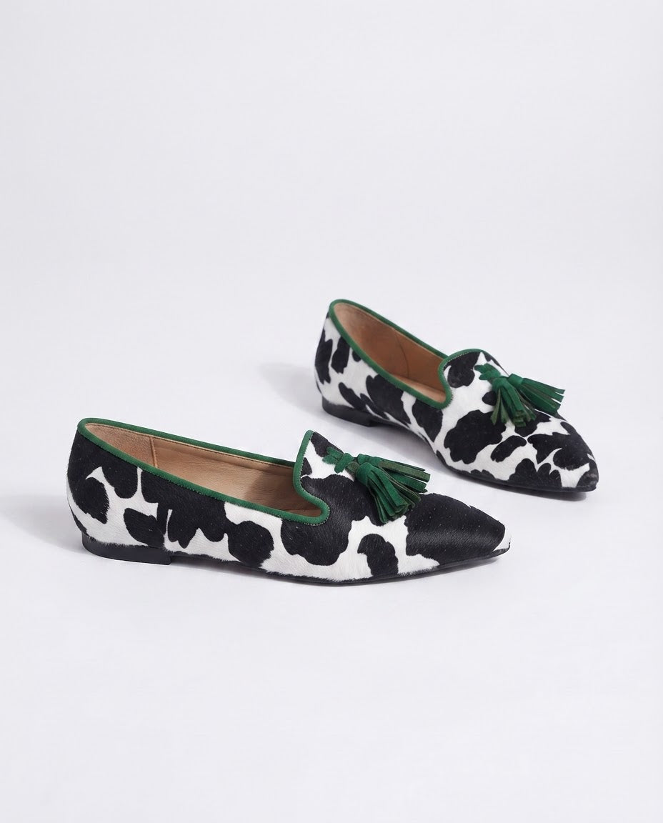Mocasín Ginebra de piel de vaca en blanco y negro con elegantes borlas verdes